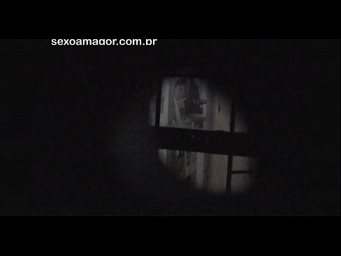 ❤️ Lourinho é secretamente filmado por um voyeur de bairro escondido atrás de tijolos ocos ️ Sexo superior em nós