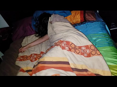❤️ Stepson berating sua jovem madrasta enquanto ela dorme. ️ Sexo superior em nós