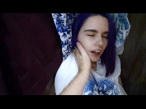 ❤️ Encontrei minha irmã no armário e ajudei-a a se ejacular. ️ Sexo superior em nós